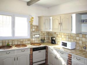 Una cocina o cocineta en Holiday Home Rock - GON100 by Interhome