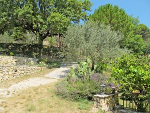 トゥレットにあるHoliday Home La Foux - TUR120 by Interhomeの塀と未舗装の庭