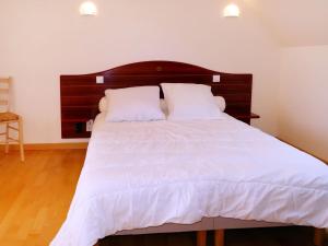 パンマールにあるHoliday Home Ty Croisic - PEM118 by Interhomeの大型ベッド(白いシーツ、木製ヘッドボード付)