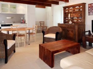 パンマールにあるHoliday Home Ty Croisic - PEM118 by Interhomeのキッチン、ダイニングルーム(木製のテーブルと椅子付)