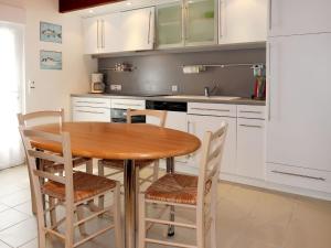 パンマールにあるHoliday Home Ty Croisic - PEM118 by Interhomeのキッチン(木製テーブル、椅子付)