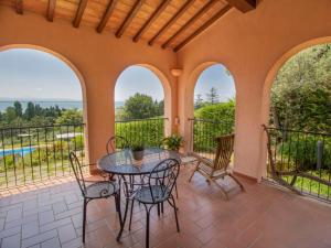 patio con mesa y sillas en el balcón en Villa Olindia by Interhome, en San Savino
