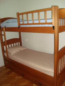 Łóżko lub łóżka piętrowe w pokoju w obiekcie Apart Marcelo - Lapa/Rezende