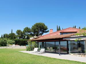 サナリー・シュル・メールにあるHoliday Home Baie de Bandol - SAY110 by Interhomeの白い椅子2脚付きのコンサバトリーのある家