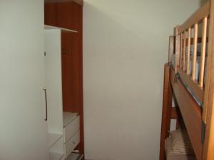 Zimmer mit einem Etagenbett und einem Schrank in der Unterkunft Apart Marcelo - Lapa/Rezende in Rio de Janeiro