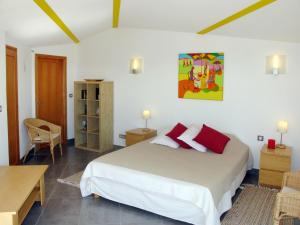 サナリー・シュル・メールにあるHoliday Home Baie de Bandol - SAY110 by Interhomeのベッドルーム1室(大型ベッド1台、赤い枕付)