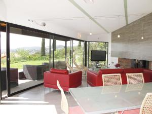 サナリー・シュル・メールにあるHoliday Home Baie de Bandol - SAY110 by Interhomeのリビングルーム(赤い家具、テレビ付)