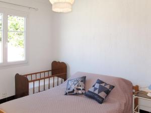 シス・フール・レ・プラージュにあるHoliday Home La Pitchoune - SFP100 by Interhomeのベッドルーム1室(枕2つ付)