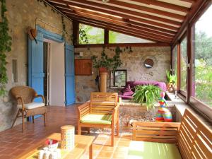 een patio met een bank en een tafel en stoelen bij Holiday Home Mas de l'Adrech by Interhome in Fayence