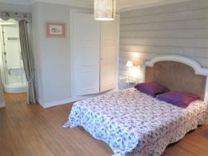 1 dormitorio con 1 cama grande en una habitación en Holiday Home Le Belon - MOS140 by Interhome, en Mézos