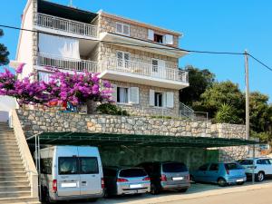 um edifício com carros estacionados em frente em Apartment Martina - KOR301 by Interhome em Prizba