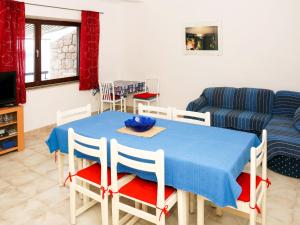 uma sala de estar com uma mesa e um sofá em Apartment Martina - KOR301 by Interhome em Prizba