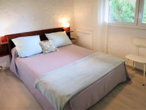 LinxeにあるHoliday Home Catalpas - LIX111 by Interhomeのベッドルーム1室(大型ベッド1台、枕2つ付)