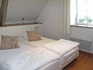カンカルにあるHoliday Home Les Quatrevais - Aのベッドルーム1室(窓の前にツインベッド2台付)