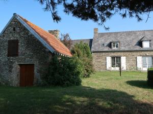 VainsにあるHoliday Home La Longère - SNA400 by Interhomeの赤い屋根の古い石造りの家