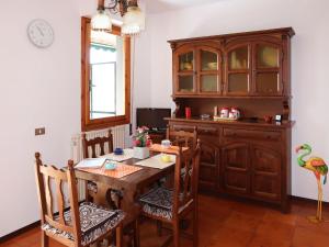 una sala da pranzo con tavolo e sedie in legno di Apartment Il Nido by Interhome a Vallecrosia