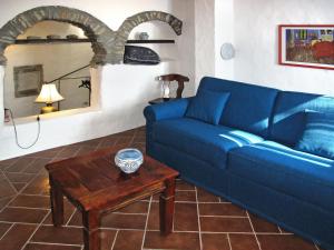 CipressaにあるHoliday Home Sole - SLR224 by Interhomeのリビングルーム(青いソファ、テーブル付)