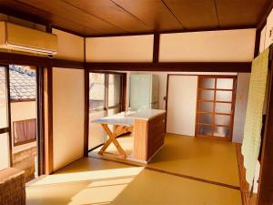 una habitación con una mesa en el medio de una habitación en Guest House Nagasaki 1 御船蔵の我が家 1, en Nagasaki