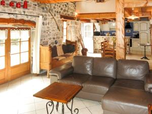sala de estar con sofá de cuero y mesa en Holiday Home Le Chomeil - ACL100 by Interhome, en Chamalières-sur-Loire