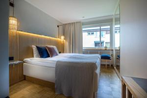 
Säng eller sängar i ett rum på Skepparholmen Nacka
