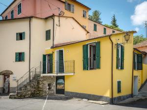 PantasinaにあるHoliday Home Ca' da Prima Porta - VLO131 by Interhomeの黄白の建物