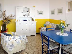 サン・ロレンツォ・アル・マーレにあるApartment Ketty - SLR110 by Interhomeのダイニングルーム(青いテーブルと椅子付)