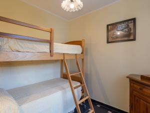 Двухъярусная кровать или двухъярусные кровати в номере Apartment Rosa - VLO201 by Interhome