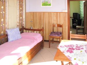 1 dormitorio con 2 camas, mesa y sillas en Apartment Roma - SLR219 by Interhome, en Cipressa