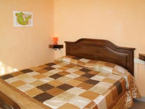CipressaにあるApartment Roma - SLR219 by Interhomeのチェックベッド付きのベッドルーム1室が備わります。