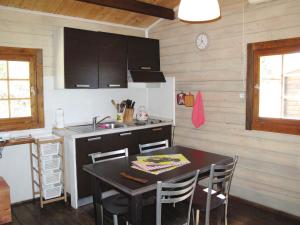 Η κουζίνα ή μικρή κουζίνα στο Holiday Home Le Terrazze del Geco Bungalow B - SLR301 by Interhome