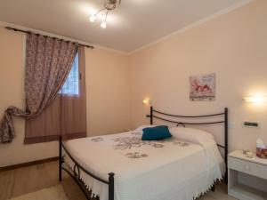 Tempat tidur dalam kamar di Apartment Primavera - PGI132 by Interhome