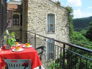 Costa CarnaraにあるHoliday Home Casa Simona - DOL134 by Interhomeのバルコニー(テーブル、椅子付)