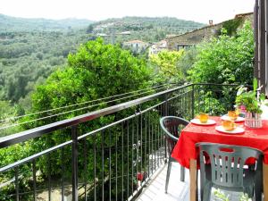 een tafel en stoelen op een balkon met uitzicht bij Holiday Home Casa Simona - DOL134 by Interhome in Costa Carnara