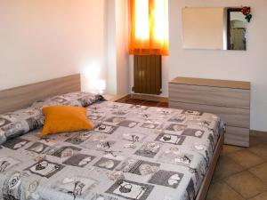 een slaapkamer met een bed en een dressoir bij Holiday Home Casa Simona - DOL134 by Interhome in Costa Carnara