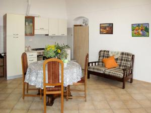 een keuken en eetkamer met een tafel en een stoel bij Holiday Home Casa Simona - DOL134 by Interhome in Costa Carnara