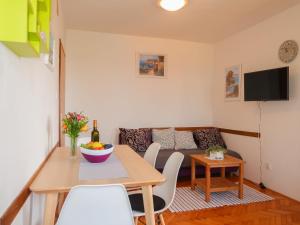 Μια τηλεόραση ή/και κέντρο ψυχαγωγίας στο Apartment Novak-1 by Interhome