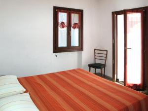 Costa CarnaraにあるApartment Marisa - DOL126 by Interhomeのベッドルーム1室(ベッド1台、窓、椅子付)