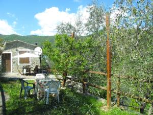 - une table et des chaises dans la cour d'une maison dans l'établissement Holiday Home Le Sorbe - BCM120 by Interhome, à Pietrabruna