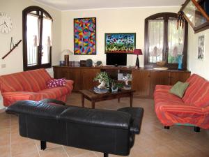 インペリアにあるHoliday Home Casa Eda e Genny by Interhomeのリビングルーム(ソファ2台、テレビ付)