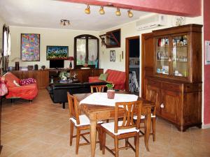 インペリアにあるHoliday Home Casa Eda e Genny by Interhomeのリビングルーム(テーブル、椅子付)
