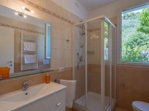 A bathroom at Apartment Arancia - PTB153 by Interhome Még 14 kép