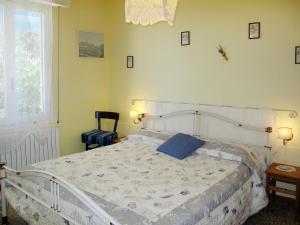 サン・ロレンツォ・アル・マーレにあるApartment Joly - SLR111 by Interhomeのベッドルーム1室(白いベッド1台、青い枕付)