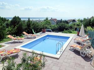 basen na patio z leżakami w obiekcie Holiday Home Annemarie by Interhome w mieście Balatonalmádi