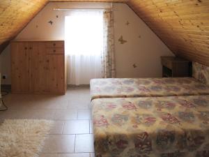 sypialnia z łóżkiem i oknem w obiekcie Holiday Home Annemarie by Interhome w mieście Balatonalmádi +12 zdjęć