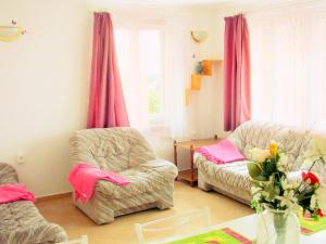 salon z kanapą i krzesłem w obiekcie Holiday Home Annemarie by Interhome w mieście Balatonalmádi