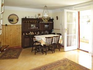 バラトンマーリアフュルドゥーにあるHoliday Home Rakoczi - MAF139 by Interhomeのダイニングルーム(テーブル、椅子付)
