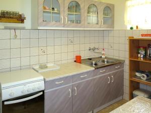 バラトンマーリアフュルドゥーにあるHoliday Home Rakoczi - MAF139 by Interhomeのキッチン(シンク、コンロ、シンク付)
