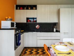una cucina con tavolo e forno a microonde di Apartment del Sole-5 by Interhome a Luino