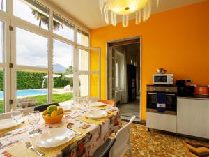 una sala da pranzo con tavolo e una cucina con vista di Apartment del Sole-5 by Interhome a Luino