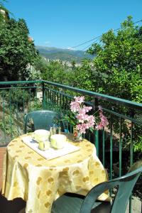 uma mesa com uma toalha de mesa amarela numa varanda em Apartment Elisa - DOL127 by Interhome em Costa Carnara